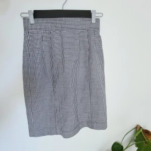 Vintage pepitarutig kjol - Superfin vintage pennkjol med pepitamönster. Dragkedja och knappar bak. Av märket "Classic by Åhlens", storlek 36, midjemått ca 70 cm. Fint skick!