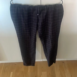 Byxor - Mörkblå/rutiga byxor från H&M