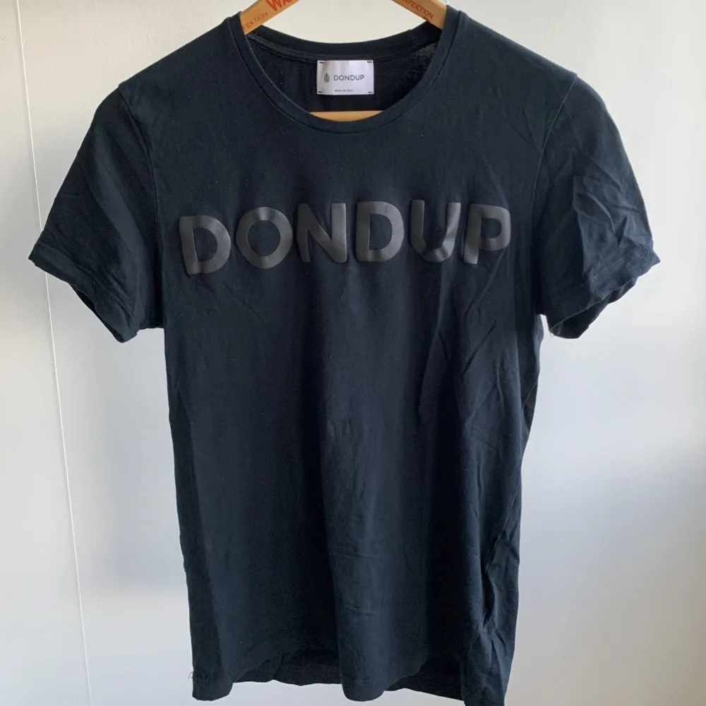 T-shirt från Dondup. I fint skick. Made in Italy. Djur & Rökfritt hem. Nypris: 1099 kr.. T-shirts.