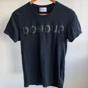 T-shirt från Dondup. I fint skick. Made in Italy. Djur & Rökfritt hem. Nypris: 1099 kr.