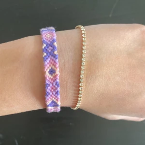 Armband 💗 - Kompis armband i en fin rosa och lila färg🤩 ‼️läs min bio för mer info ‼️ Kontakta för fler bilder eller frågor 💗 ( Guldiga armbandet ingår inte )