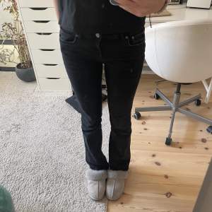 Jättefina svarta jeans från Zara som jag har sprätt upp där nere. Väldigt fint skick. 💗 