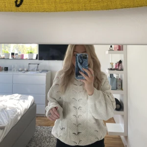 Stickad tröja  - Gullig stickad tröja från lager 157