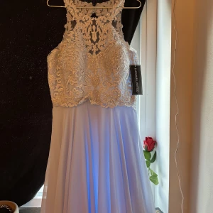 Bröllops klänning - Superfin bröllopsklänning, aldrig använd bara testat. Storlek 46 men passar även en 44.   Nypris: 4000