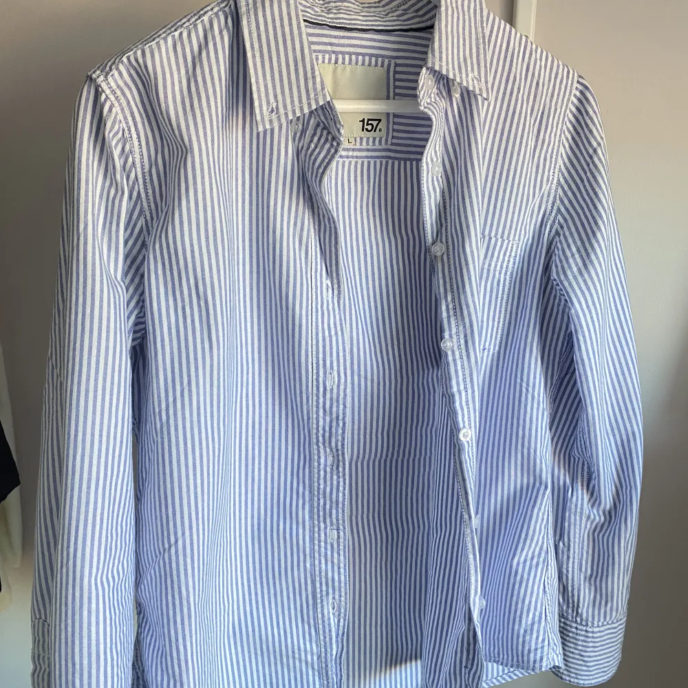 Fin randig skjorta som inte kommer till användning, storleken är L men den är något liten i storleken så skulle säga en M!💕 använd gärna ”köp nu” . Skjortor.