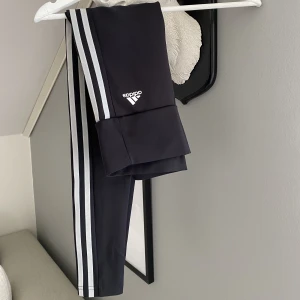 Helt nya adidastights  - Fel storlek och för sent att skicka tillbaka. 