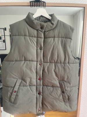 Väst - Grön väst, inköpt för 899kr. Använd men i fint skick skulle jag säga. Typiska sminkfläckar på kragen, skulle nog behöva tvättas. Annars i fint skick! Knapparna ser lite koppar ut på bilden men de är i silver :)