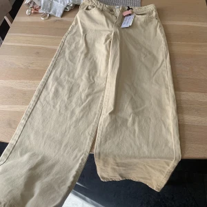 High waist wide leg jeans - Oanvända, väldigt långa.