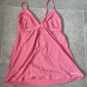 urgulliga rosa sommarlinne💕 - Jättefin rosa sommartopp💕Har tyvärr en liten färgfläck(se bild 3) men märks inte oerhört❤️Därav priset dessutom