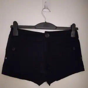 Svarta korta shorts från H&M. Strlk 34 / XS. Har flera fickor, alla med knapp.  Stängs med dragkedja och knapp. Materia: Lite kraftigare men lent bomullstyg. Felfria.   Säljer även vita likadana - se mina annonser.