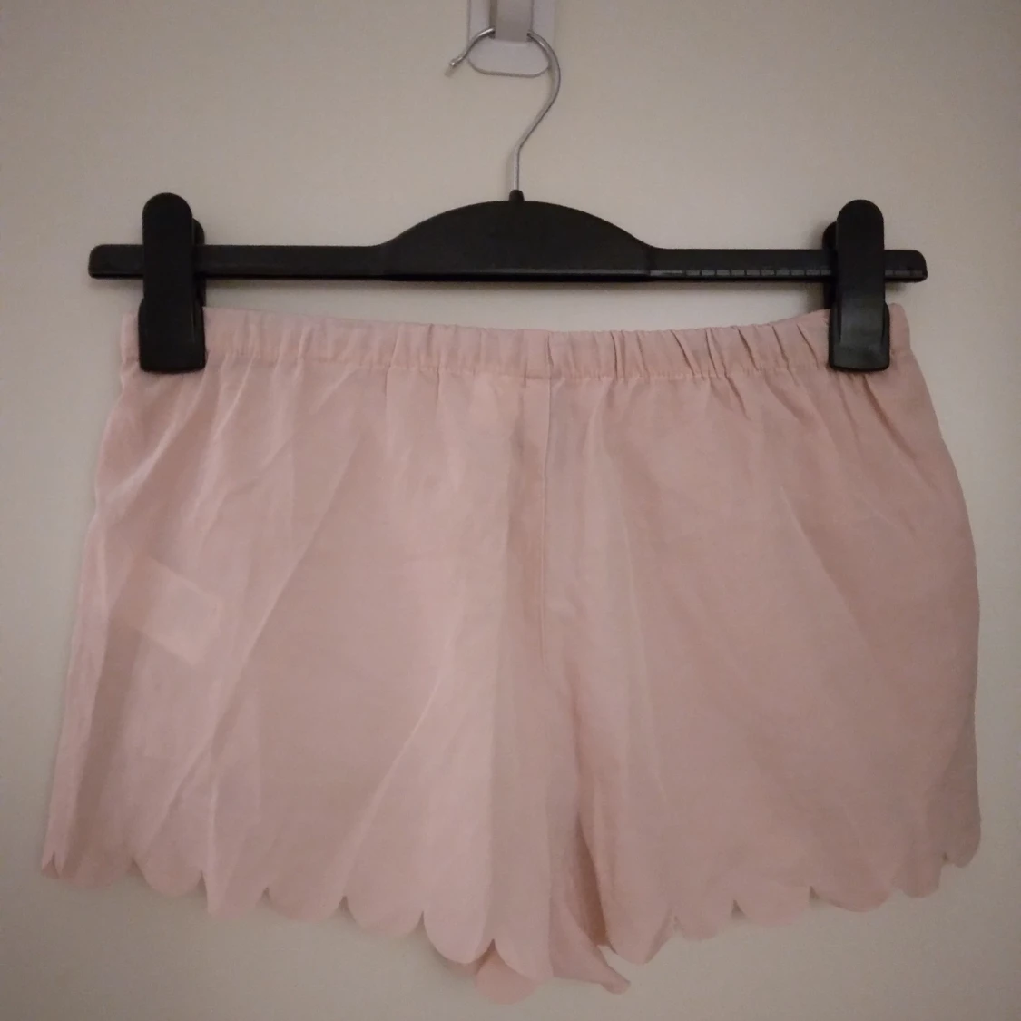 Gammelrosa / rosa shorts med laserskurna kanter och fickor. Strlk: 34-36 / XS-SMALL. Felfria. - 1