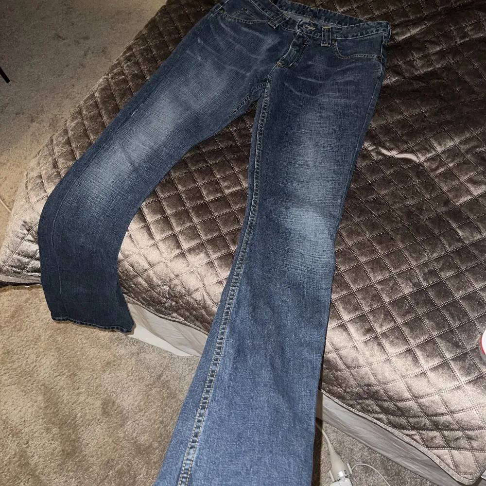 Säljer mina Lågmidjade jeans (inte överdrivet Lågmidjade) men dom är så fina o asså färgen😍Storlek 28/33. Har ingen bild på eftersom dom är försmå på mig!. Jeans & Byxor.