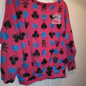 Färgglad tröja - En jättefin tröja från märket superlovers. I använt skick. Köpt i Japan. Väldigt exklusiv, 2 st nitar saknas vid kragen. Se bild 3. Svarar gärna på frågor 