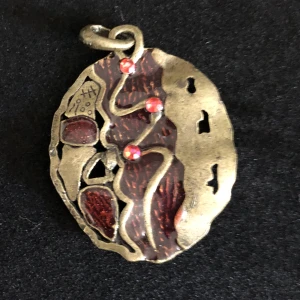 Hängsmycke  - Hittad secondhand  Vintage stil