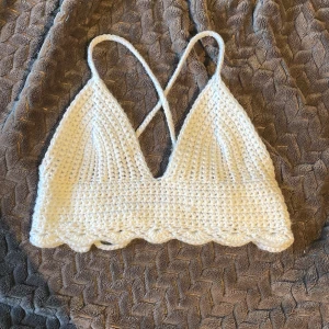 Topp - Säljer nu min fina handgjorda topp som är perfekt att ha till sommare💓 Skulle säga att den passar XS/S och har band där bak man kan justera🌟inte genomskinlig alls och sitter bekvämt och bra i formen🌸