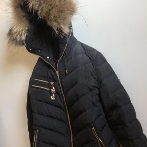 Hollies jacka - En hollies jacka har haft på mig denna i vintras och vill nu sälja det äta päls. Kostar 500kr men kan också köpa det som 450kr