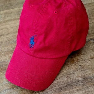 Ralph Lauren keps röd, helt ny one size 56 - Nytt Polo Ralph Lauren keps röd, säljes pga annat keps köp.