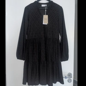 Klänning  - Svart klänning från Vila köpt för 459kr, aldrig använd! Dubbel tyg i kjolen. Storlek xs men passar större storlekar också! 