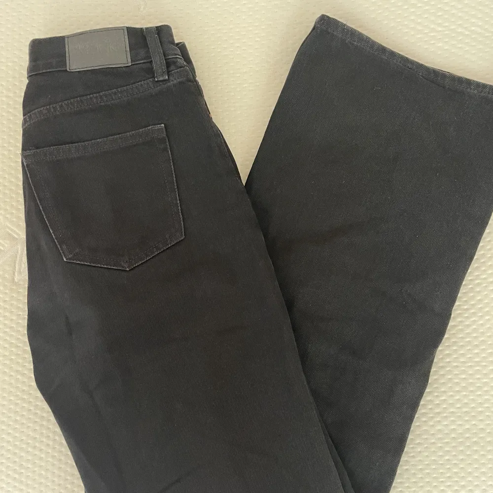 Högmidjade, vida, svarta Monki jeans. . Jeans & Byxor.