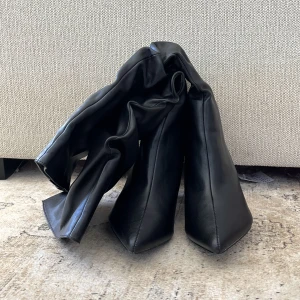 Svarta stövlar - Aldrig använda svarta stövlar. Såå snygga och i bra skick, inga tydliga defekter.