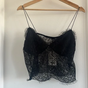 Spetstopp från Bikbok  - Svart spetstopp från Bikbok med prislapp på. Oanvänd. Storlek S. Säljs för 100kr. 