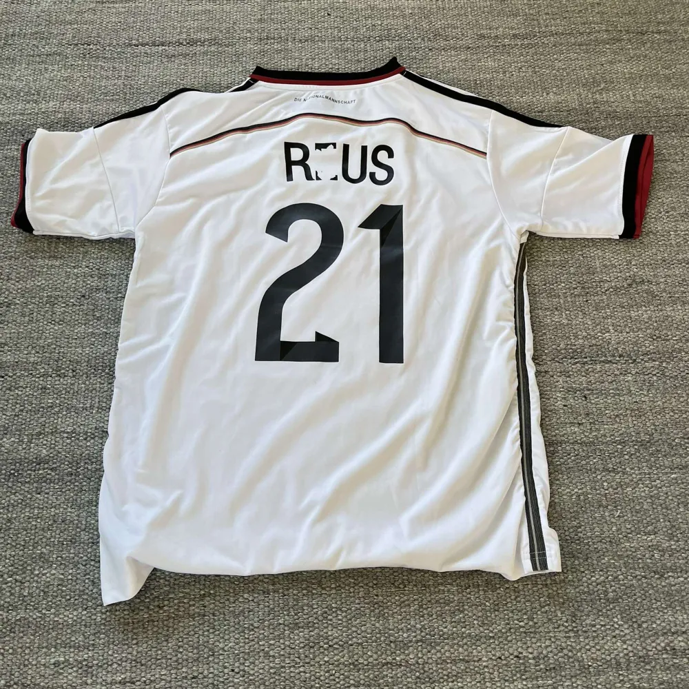 Tyskland jersey med Reus på ryggen lite borta på trycket som man ser på bild 2! Fint vintage skick i size L. T-shirts.