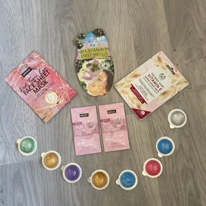 Ansiktsmasker - Massa fina ansiktsmasker! Bild 2 är sheet masks och bild 3 är peel offs! Rosa sheet mask 15kr, mud sheet mask 15kr, the body shop vitamin E 50kr, rosa peel offs, 10kr styck, ansiktsmask kapslar 8kr styck!