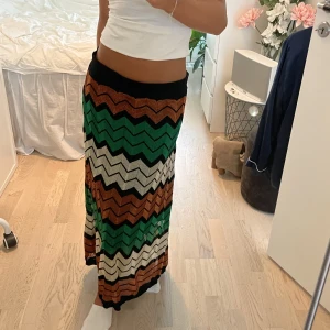 långkjol - Långkjol från Second Female i missoni liknande mönster. Så fina färger till hösten!😍Storlek M passar S och Xs också! 