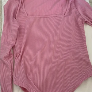 En rosa body från boohoo - Helt ny body från boohoo, säljs pga fel storlek.