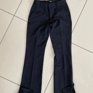 Low waist kostymbyxor  - Säljer nu mina lågmidjade kostymbyxor från bik bok endast används 2 ggr🫶🏼 Pris går att diskutera!