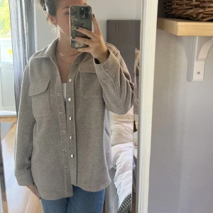 Ullkappa - Ullkappa från &other stories i den perfekta beigea färgen och silvriga detaljer. Är i superbra kvalité, 60% ull. Är i storleken 34, men större i storleken. Jag är vanligtvis en 36. Använd några gånger men finns ingen tecken på användning. Köpt för 1295kr.