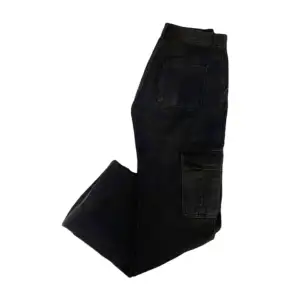 Säljer dessa svarta cargo jeansen i storlek 36!! De är raka och mycket långa i modellen, Inga defekter alls:) pris kan diskuteras, köparen står för frakt!💘