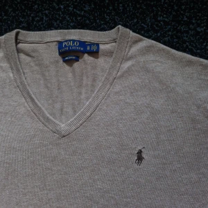 Polo Ralph Lauren Slim Fit Wool V-Neck - Polo tröja helt ny 10/10 skick, priset kan diskuteras, passar även L och M i visa fall