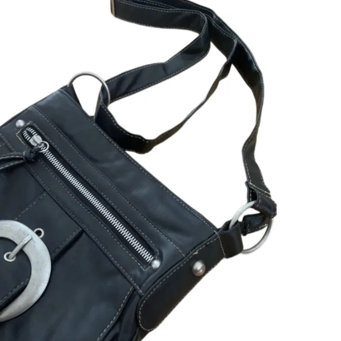 svart axelremsväska  - 90