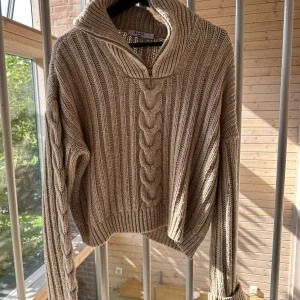 Stickad tröja - Storlek S 
