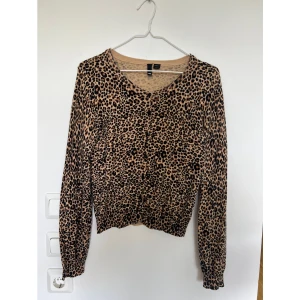 Cardigan  - Leopard mönstrad cardigan. Nyskick. 80kr Står strl 40 men mer som 36/38.