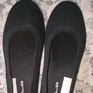 Sköna ballerinaskor  - Aldrig använt pga fel storlek men de är sköna och lätta 