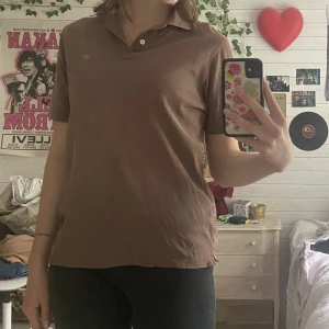 Polotröja  - Fin brun/röd polotröja!