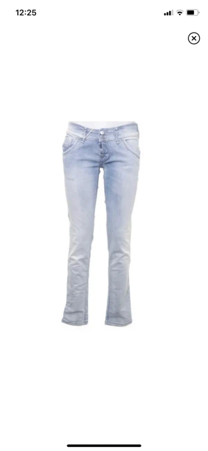 Xcape jeans  - Ett par ljusblå lågmidjade jeans från xcape i storlek 30/32. 