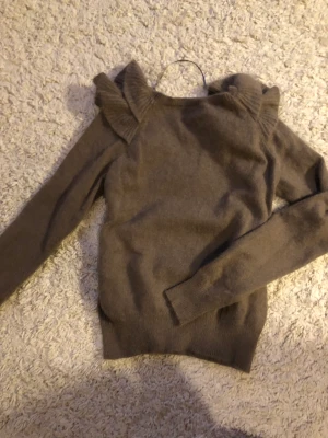 brun stickad tröja nyskick - Brun tröja nyskick fin storlek s 65kr