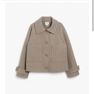 Kappa -  Köptes förra året men kommer tyvärr inte längre till användning. Kappan är beige. Alltså inte färgen som på första bilden utan färgen på andra bilden❤️den är lite nopprig och lite smutsig men går att tvätta bort