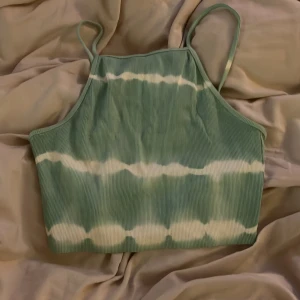 Linnen  - Säljer dessa två Linnea i grön och blir. Bädda för 70 och ett för 40 kr. Bädda använda fåtal gånger och är i mycket bra sick 