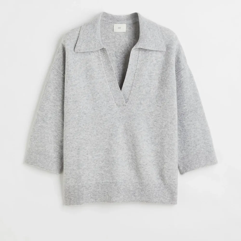 Säljer denna grå stickade tröja med v-ringning och krage!🫶🏼perfekt till hösten😍den är köpt för ca 2 år sedan men är sparsamt använd! (Den är lite smutsig på bilden men ska såklart tvättas innan leverans). Tröjor & Koftor.