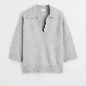 Säljer denna grå stickade tröja med v-ringning och krage!🫶🏼perfekt till hösten😍den är köpt för ca 2 år sedan men är sparsamt använd! (Den är lite smutsig på bilden men ska såklart tvättas innan leverans)