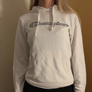 Träningshoodie - vit tränings hoodie ifrån champion. Pris kan diskuteras
