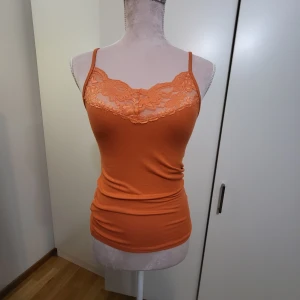 Linne orange - Linne i nyskick. Inte mycket använd. Passar blåa jeans! Från gina