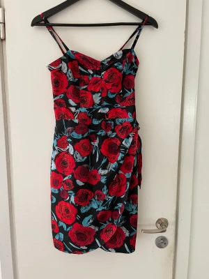 Söt omlottdesign - Jättesöt klänning i omlottdesign  Kan skicka flera bilder 