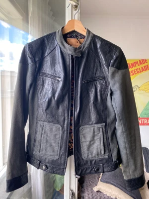 Skinnjacka/läderjacka - Säljer min underbara läderjacka, storlek står tyvärr inte men sitter som en S/M skulle jag säga.  Fler bilder går att få om så önskas!