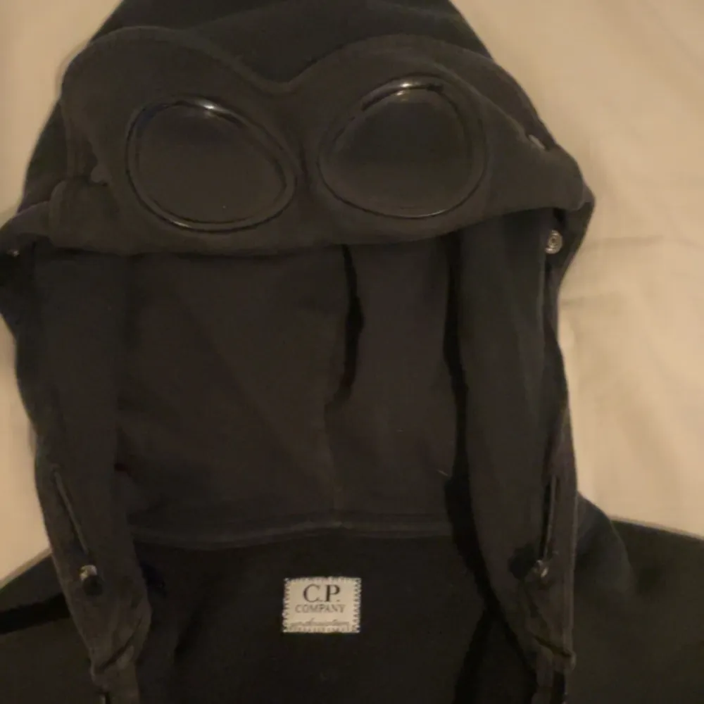 En C.P company hoodie med goggles, storlek xs. Inga defekter . Tröjor & Koftor.