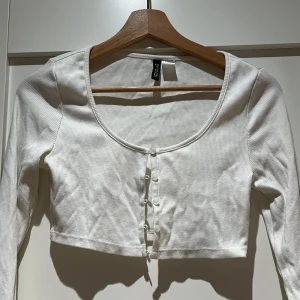 H&M croppad topp - Nypris ca 150kr fint skick, 40kr 💛